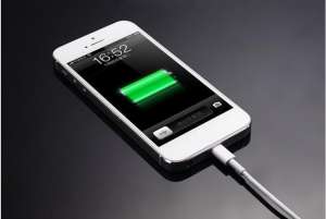 手機充電充滿100%電量將影響電池壽命？